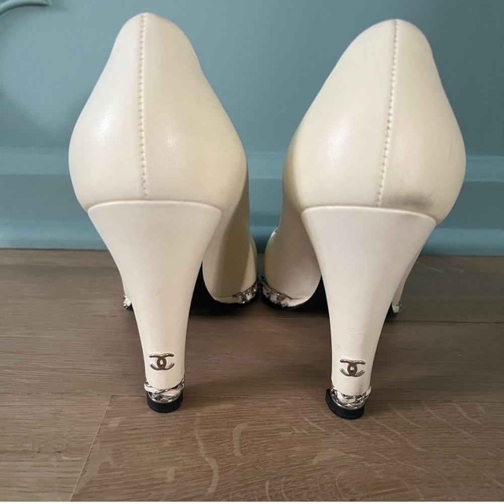 CHANEL Cream Leather Heel Pumps with CC Heel Detail
